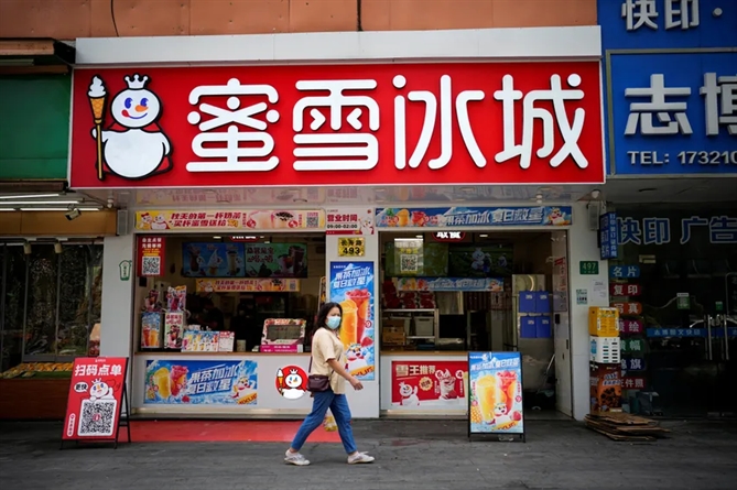 Mixue hiện có hơn 36.000 cửa hàng, chuyên bán trà trân châu, kem và các loại đồ ngọt khác. Ảnh: Reuters.
