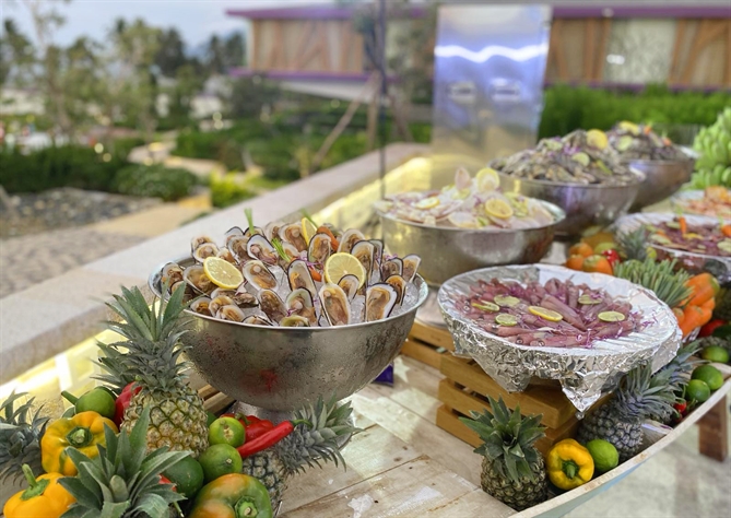 Tiệc buffet với các loại thịt nướng, hải sản đa dạng và nhiều món tráng miệng thơm ngon.