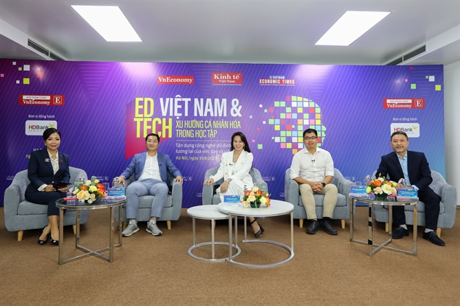 Ông Phạm Giang Linh cùng các chuyên gia giáo dục và đại diện các doanh nghiệp khác tại Toạ đàm “Edtech Việt Nam và xu hướng cá nhân hoá trong học tập”