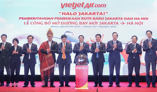 Thủ tướng Chính phủ Phạm Minh Chính và lãnh đạo các bộ ngành dự lễ công bố mở đường bay Hà Nội - Jakarta (Indonesia).