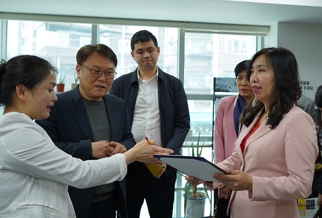 Thứ trưởng Lê Thị Thu Hằng thăm trung tâm hỗ trợ người nước ngoài tại Seoul.