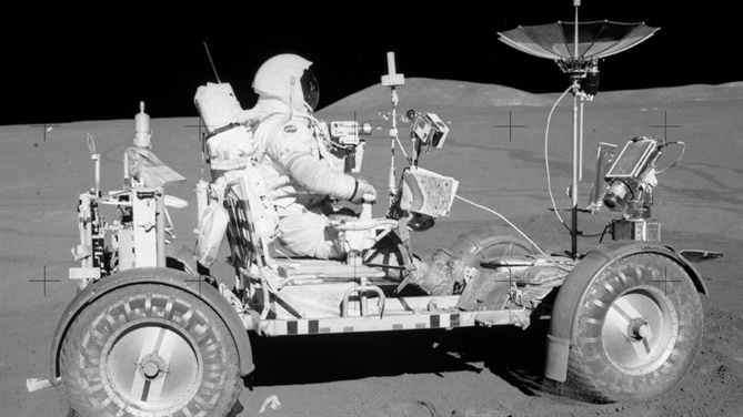 Một phi hành gia của NASA lái tàu thám hiểm mặt trăng trên mặt trăng trong sứ mệnh Apollo 15 năm 1971. Ảnh: NASA