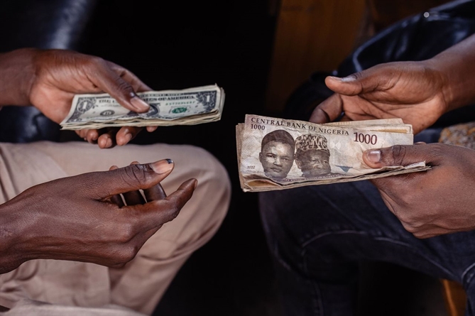 Đồng naira đã giảm khoảng 70% giá trị so với đồng USD kể từ tháng 6/2023. Ảnh: WSJ.