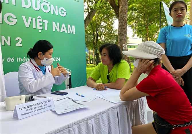 Rất nhiều người dân ở các quận xa Công viên Tao Đàn như Tân Phú, Phú Nhuận... cũng đã tới Ngày Dinh dưỡng cộng đồng Việt Nam lần 2 để được tư vấn về dinh dưỡng và chế độ vận động.