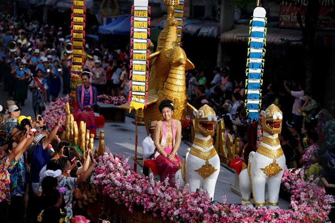 Lễ kỷ niệm Songkran còn bao gồm các cuộc diễu hành, cuộc thi sắc đẹp và biểu diễn âm nhạc. Ảnh: Reuters
