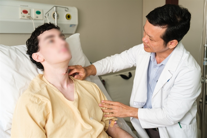 Bác sĩ Phan Văn Thái thăm khám vết mổ của bệnh nhân K. sau phẫu thuật.(Ảnh FV)