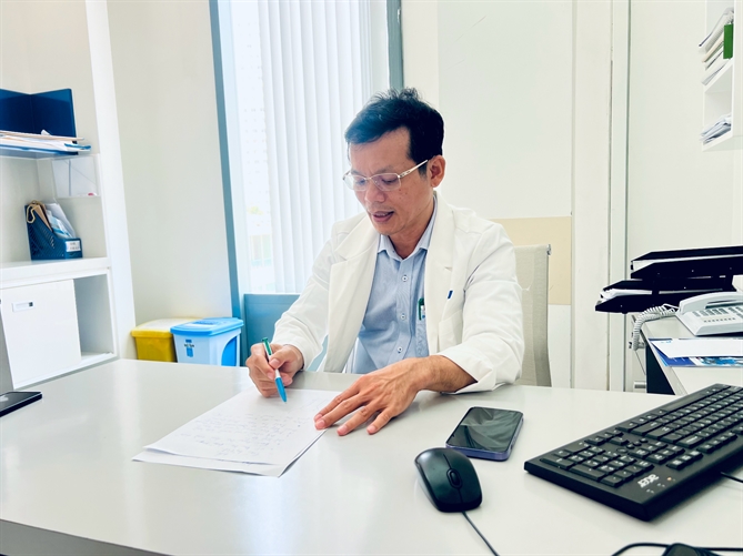 Bác sĩ Phan Văn Thái giải thích về tình trạng chấn thương của bệnh nhân (Ảnh FV)