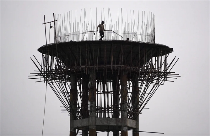 Quá trình xây dựng bể chứa nước trên cao ở Ajmer, Rajasthan. Ảnh: CNN.