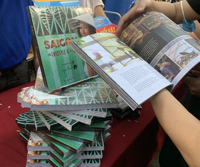 Saigon - the LifeStyle and the Food của Ngọc Trần là cánh cửa dẫn dắt độc giả đi trải nghiệm Sài Gòn bằng đôi mắt trong sáng và một trái tim ngập tràn nhiệt huyết. Ảnh: Phước Sanh