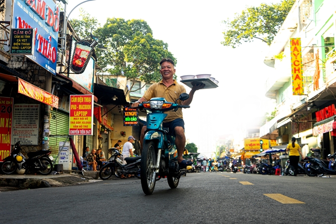 Người bán bánh canh trên đường phố - Ảnh: Ngọc Trần.
