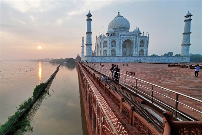 Bờ sông Yamuna ngập nước dọc theo Taj Mahal ở Agra, vào tháng 7 năm 2023. Lũ lụt và lở đất là hiện tượng thường xuyên xảy ra và gây ra sự tàn phá trên diện rộng trong mùa gió mùa khắc nghiệt ở Ấn Độ, nhưng các chuyên gia cho biết biến đổi khí hậu đang gia tăng tần suất và mức độ nghiêm trọng. Hình ảnh Pawan Sharma/AFP/Getty