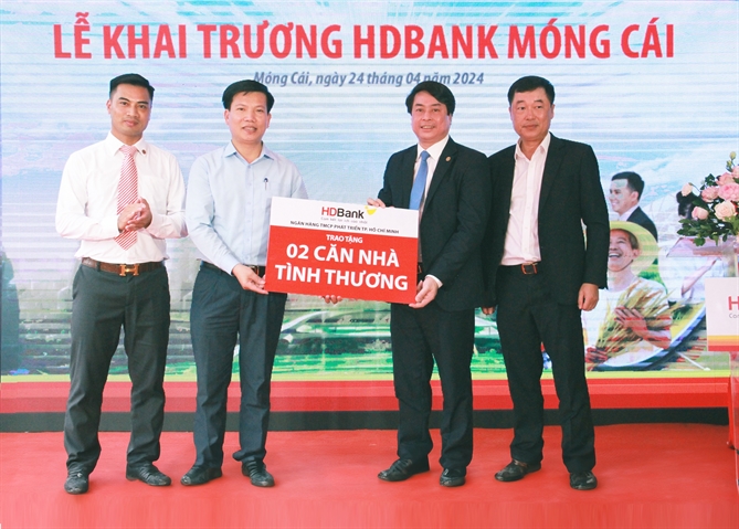 Tại sự kiện khai trương HDBank Móng Cái, HDBank đã trao kinh phí xây dựng 2 căn nhà tình thương cho các gia đình có hoàn cảnh khó khăn ở địa phương