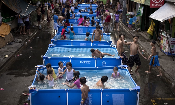 Trẻ em chơi trong bể bơi di động, một dự án của chính quyền địa phương, nhằm chống nóng ở Manila, Philippines. Ảnh: Getty Images