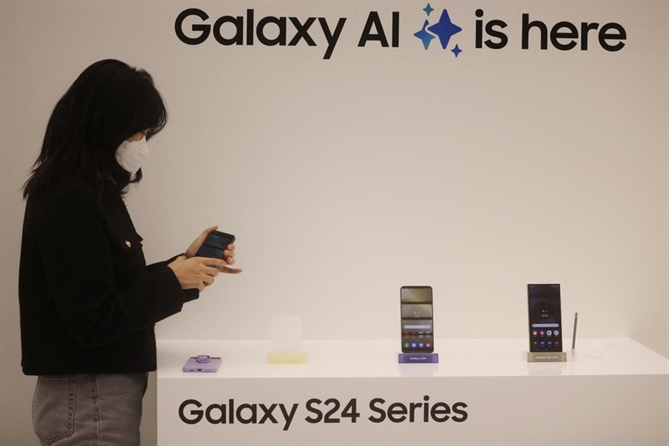  Samsung, nhà sản xuất điện thoại thông minh nổi tiếng nhất thế giới, đang dựa vào trí tuệ nhân tạo như chìa khóa để đạt được doanh số bán hàng lớn hơn trong năm nay. Ảnh: TL