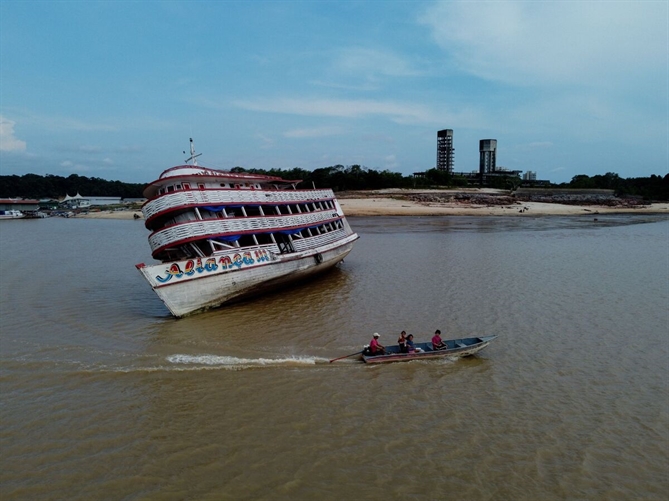 Một chiếc thuyền mắc cạn ở thành phố Manaus của Amazon, Brazil, vào tháng 10/2023. Ảnh: Getty Images.