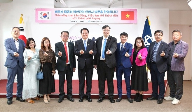 Thị trưởng thành phố Anyang Choi Dae Ho chụp ảnh lưu niệm với đoàn công tác. (Nguồn: VKBIA)