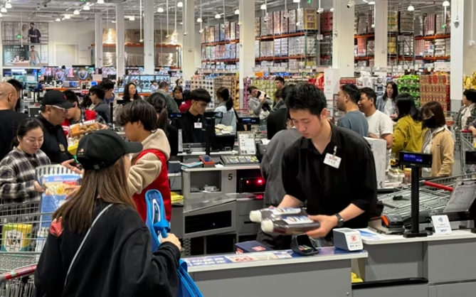 Có hơn 140.000 người đã đăng ký làm thành viên tại cửa hàng Costco Thâm Quyến. Ảnh: Nikkei Asia.