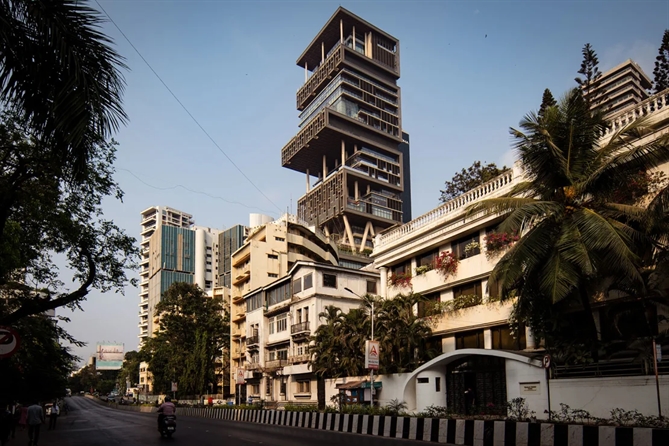 Antilia là tòa nhà thuộc sở hữu tư nhân đắt nhất hành tinh, ước tính có giá lên đến 2 tỷ USD. Toà nhà xa hoa này nằm trên đường Altamount, Mumbai, Ấn Độ