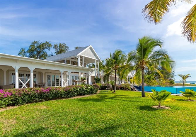 Biệt thự trên đảo là nơi ở chính, với thiết kế lấy cảm hứng từ ngôi nhà bên bờ biển của gia đình Kennedy ở Mỹ.