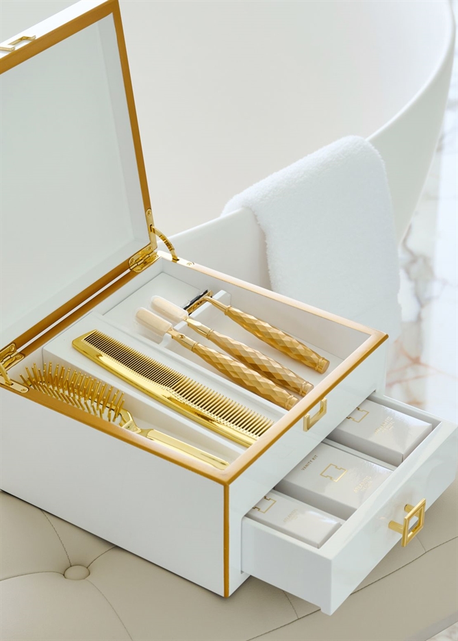 Căn hộ penthouse Royal Mansion có các tiện nghi được thiết kế riêng do hãng thời trang Pháp Hermès sản xuất, cũng như bàn chải đánh răng, lược và bàn chải đặt riêng bằng vàng. Atlantis
