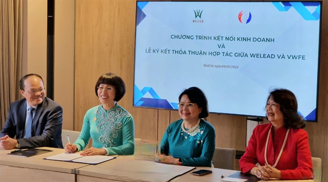 Lễ ký kết thoả thuận hợp tác giữa Diễn đàn Phụ nữ Việt Nam tại châu Âu và Mạng lưới Nữ lãnh đạo tiên phong Việt Nam với sự chứng kiến của Chủ tịch Hội nghị Thượng đỉnh Phụ nữ Toàn cầu 2024, bà Irene Natividad và Đại sứ Việt Nam tại Tây Ban Nha Đoàn Thanh Song. Ảnh: TTXVN