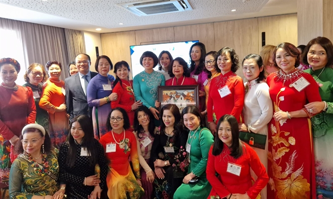 Đoàn đại biểu Diễn đàn Phụ nữ Việt Nam tại châu Âu tặng quà lưu niệm bà Chủ tịch Hội nghị Thượng đỉnh Irene Natividad. Ảnh: TTXVN