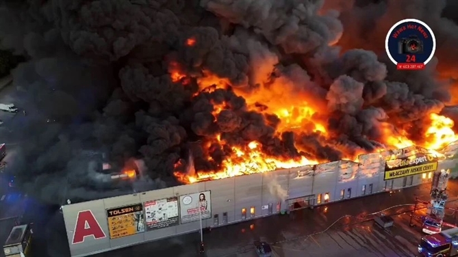 Gần như toàn bộ tài sản bị thiêu rụi trong vụ cháy trung tâm thương mại vào rạng sáng 12/5 ở thủ đô Warsaw, Ba Lan. Ảnh: T.L