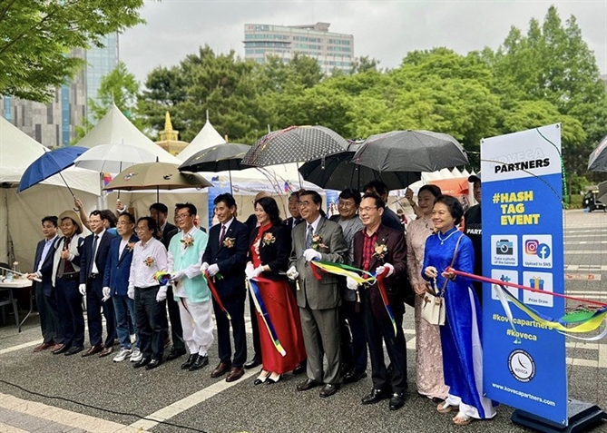 Đại biểu Việt Nam và Hàn Quốc tham dự và cắt băng Khai mạc Ngày hội văn hóa và kết nối giao thương Việt – Hàn.
