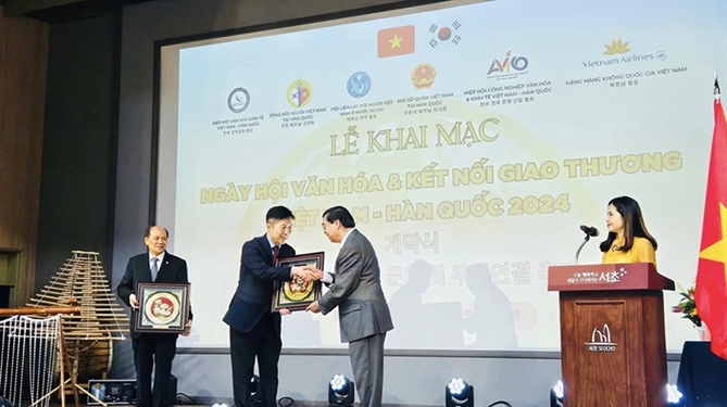 Ông Nguyễn Phú Bình tặng quà cho quận trưởng quận Seocho và Lãnh đạo tại Hàn Quốc.