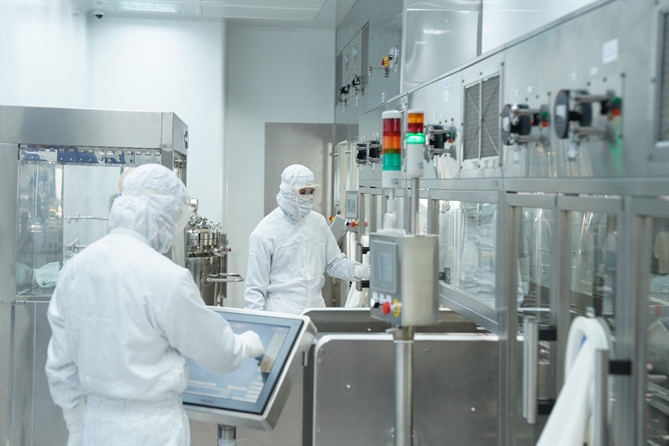 Nhân viên làm việc tại nhà máy đạt chuẩn EU-GMP của Imexpharm.