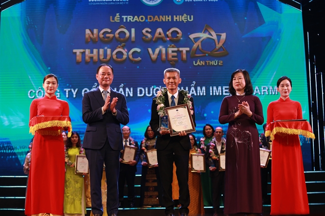 Ông Huỳnh Văn Nhung, Phó Tổng Giám đốc Khối Chất lượng đại diện Imexpharm nhận giải thưởng Ngôi Sao Thuốc Việt. 