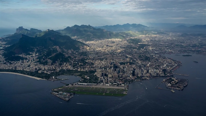 Sân bay Santos Dumont có tầm nhìn bao quát Vịnh Guanabara. Ricardo Funari/Ảnh Brazil/LightRocket/Hình ảnh Getty