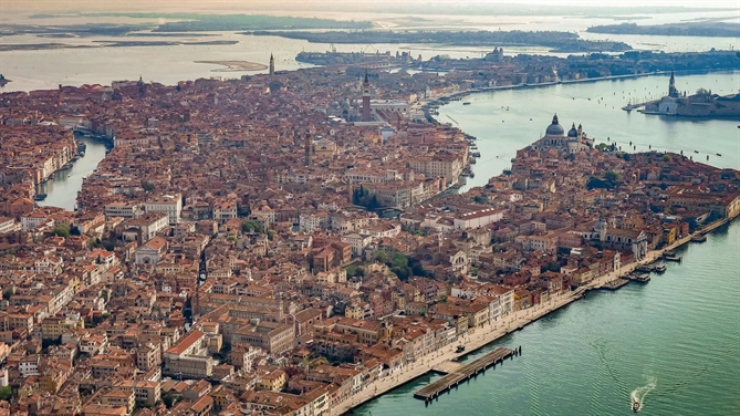Từ trên không, bạn có thể nhìn thấy mạng lưới kênh rạch của Venice lấp lánh dưới ánh nắng. Mattia Ozbot/Hình ảnh Soccrates/Hình ảnh Getty