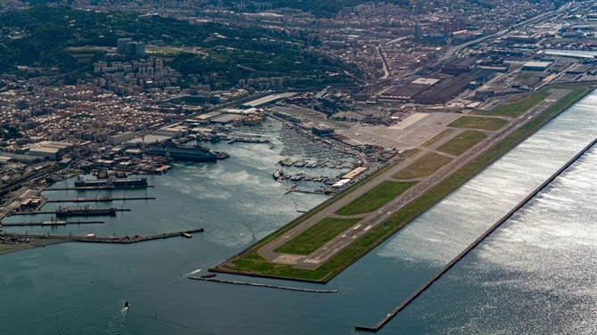 Toàn cảnh sân bay và bến cảng genoa TWEDTD từ máy bay Andrea Izzotti / Alamy Kho ảnh
