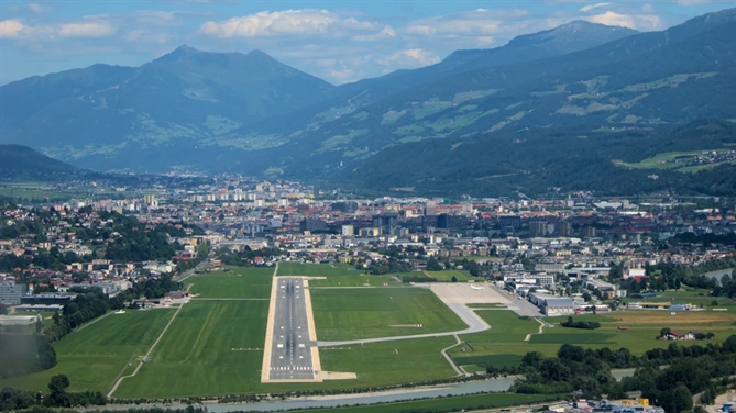Bạn phải sà qua những ngọn núi xung quanh để hạ cánh xuống Innsbruck. Robert Buchel / Alamy