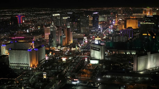 Các chuyến bay đêm đến Vegas thể hiện tốt nhất ánh đèn neon của Dải. Hình ảnh Tom Szczerbowski / Getty