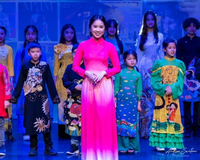 NTK Anna Hoàng và các người mẫu trình diễn bộ sưu tập áo dài thương hiệu Love Collection dành cho người lớn và trẻ em.
