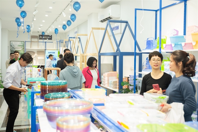 Các khách hàng trải nghiệm không gian mua sắm tại showroom Duy Tân Hà Nội