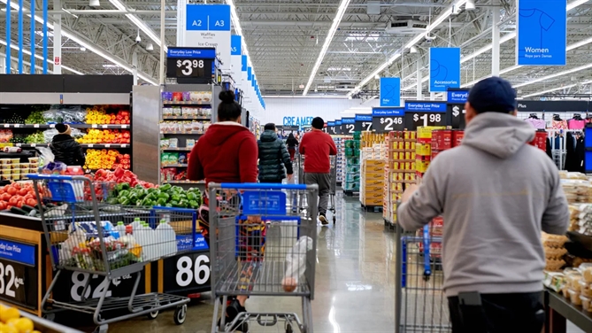 Walmart chứng kiến ​​doanh thu quý đầu tiên tại các cửa hàng mở cửa ít nhất một năm tăng 3,8% so với năm trước, một phần nhờ khả năng giữ giá ở mức thấp ngay cả khi lạm phát vẫn ở mức cao.