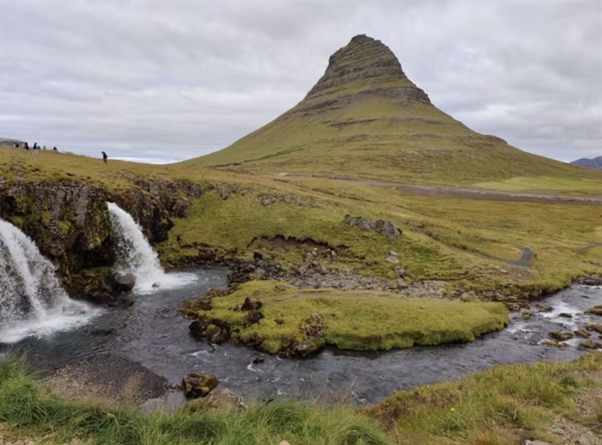 Iceland là nơi nghỉ dưỡng phổ biến cho du khách tìm kiếm khí hậu mát mẻ và phong cảnh ngoạn mục.