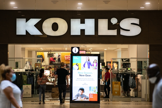 Cổ phiếu của Kohl's (KSS) đã giảm hơn 20% cho thấy khách hàng có thu nhập trung bình đã giảm mua quần áo không thiết yếu. Ảnh: Bloomberg