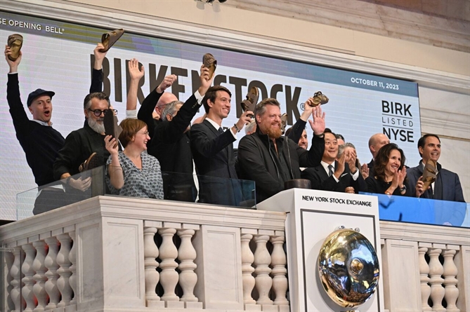 Reichert, với Alexandre Arnault (ở giữa bên trái), tại Sở giao dịch chứng khoán New York để dự đợt IPO của Birkenstock vào ngày 11 tháng 10 năm 2023. Nhiếp ảnh gia: Angela Weiss/AFP