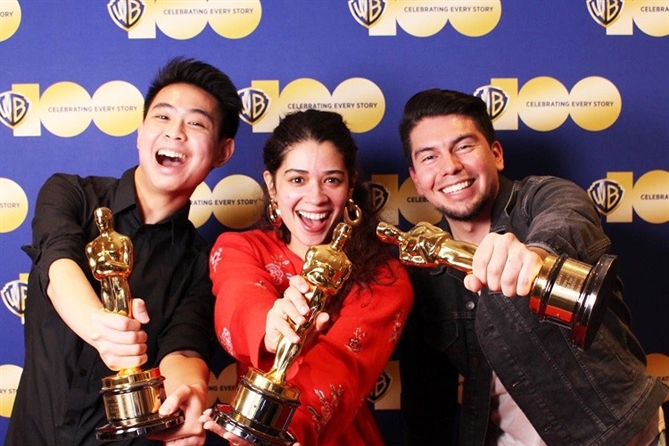 Nguyễn Siêu (ngoài cùng bên trái) cùng đồng nghiệp tại HBO. (Nguồn: TTXVN)