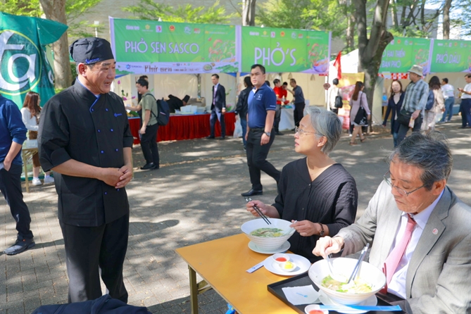 Đầu bếp Hoàng Anh (đứng) giới thiệu món Phở Sen  tại Viet nam Festival Phở 2023 Nhật Bản