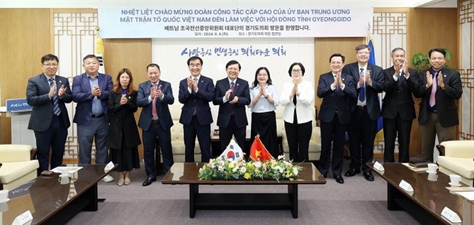Đoàn công tác tại trụ sở Hội đồng tỉnh Gyeongido.