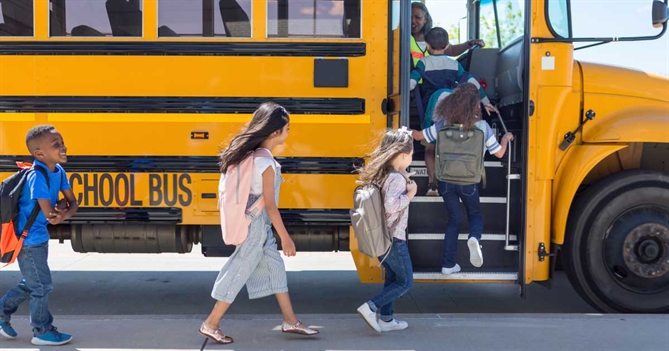 Ngay từ nhỏ, các em học sinh sử dụng xe bus đến trường đã được nhà trường tổ chức đào tạo những kỹ năng thoát hiểm và sơ cứu cơ bản. Ảnh: TL