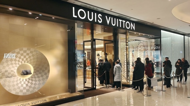 Thương hiệu xa xỉ Louis Vuitton không tham gia vào cuộc đua giảm giá tại Trung Quốc. Ảnh: Bloomberg.
