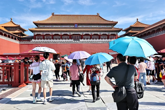 Đài quan sát khí tượng Bắc Kinh đã ban hành cảnh báo vàng đầu tiên về nhiệt độ cao trong năm 2024, với nhiệt độ cao nhất trong thành phố đạt 35 độ C. VCG/Hình ảnh Getty