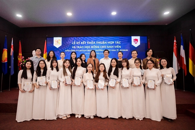 Các sinh viên trường Đại học Kinh Tế - ĐHQGHN tại buổi lễ trao học bổng 