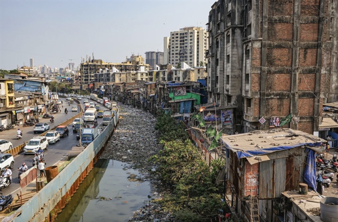 Một kênh thoát nước thải đầy rác ở Dharavi. Ảnh: CNN.